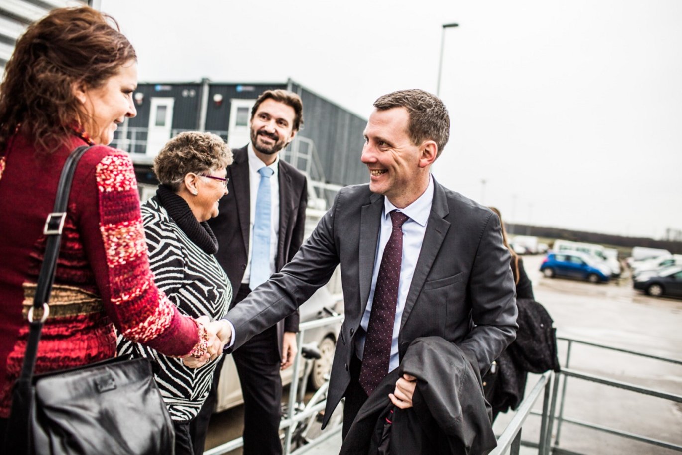 Sundhedsminister Nick Hækkerup (t.h.) ankommer til Skurbyen i Skejby, hvor Det Nye Universitetshospital er under opførelse. 1. næstformand Bente Nielsen (i midten) og 2. næstformand Anne V. Kristensen (t.v.), begge Region Midtjylland, tager sammen med