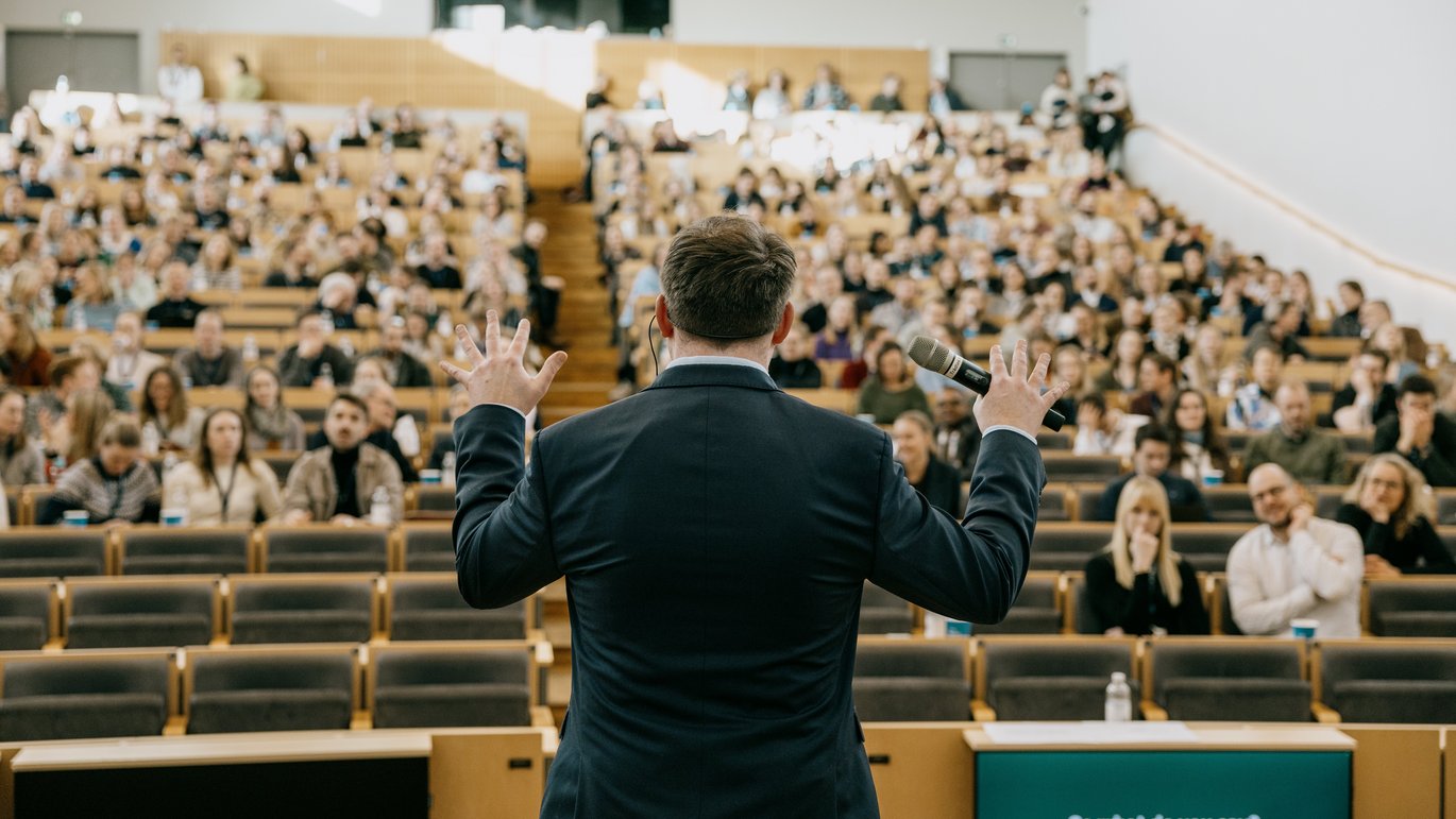 On 19 January, over 400 PhD students gathered at the faculty for a day of exciting presentations and a veritable avalanche of prizes and awards.