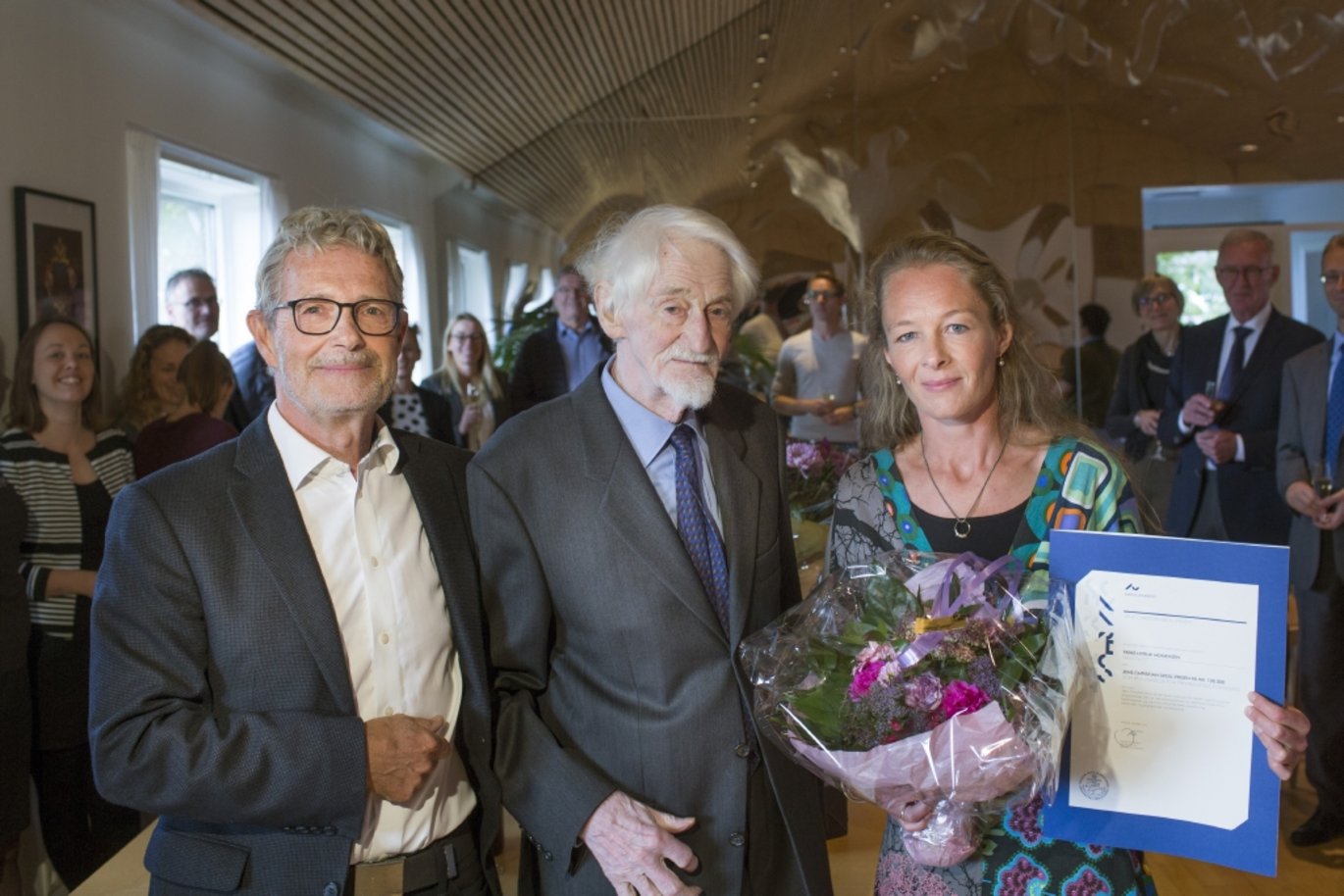 Nobelprismodtager Jens Christian Skou overrakte sammen med daværende konstitueret dekan Ole Steen Nielsen fakultetets nye talentpris til Trine Hyrup Mogensen ved sidste års prisuddeling. Foto: Lars Kruse/AU.