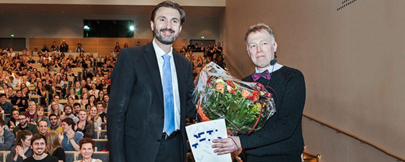 Årets underviser, professor i medicinsk fysiolog Ole Bækgaard Nielsen (th). Her er han ved prisoverrækkelsen sammen med dekan på Health Allan Flyvbjerg. Foto: AU Kommunikation Maria Randima.