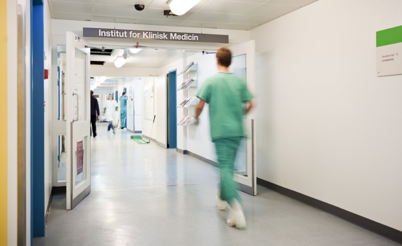 90 nye cand.med.’er fra Aarhus Universitet er klar til mødet med patienterne. To af de nye læger fortæller her om deres forventninger til og drømme for det kommende arbejdsliv. Foto: Roar Lava Paaske/AU Kommunikation.