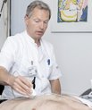 60.000 danskere ved endnu ikke, at de har type 2-diabetes. 300.000 danskere skønnes at have forstadie til type 2-diabetes. Henrik Wiggers har netop modtaget en bevilling, der gør det muligt at starte et forskningsprojekt op med fokus på type 2-diabetes