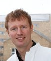 Simon Glerup (på billedet) har sammen med Camilla Gustafsen og Peder Madsen stiftet Draupnir Bio, som har modtaget 2,5 mio. kr. fra Novo Nordisk Fonden. Bevillingen skal bruges til at udvikle innovativ kolesterolsænkende medicin.