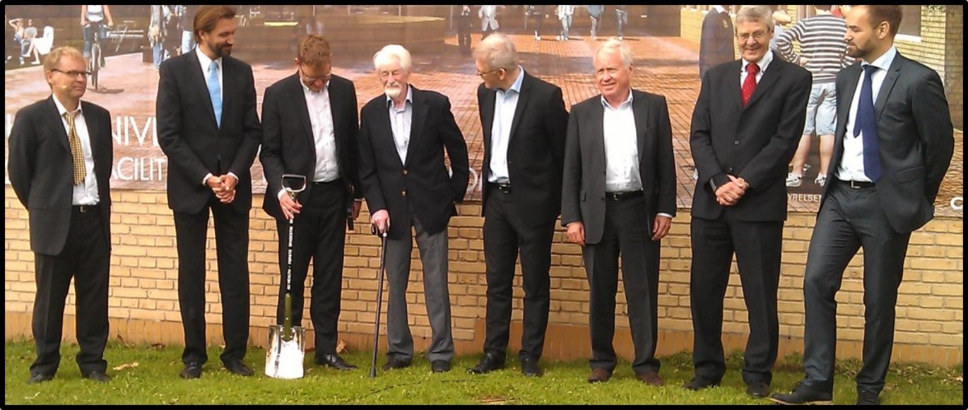 Fra venstre: institutleder Thomas G. Jensen, daværende dekan Allan Flyvbjerg, Daværende minister Rasmus Helveg Petersen, nobelprismodtager Jens Christian Skou, rektor Brian Bech Nielsen, daværende bestyrelsesformand Michael Kristiansen, repræsentant f