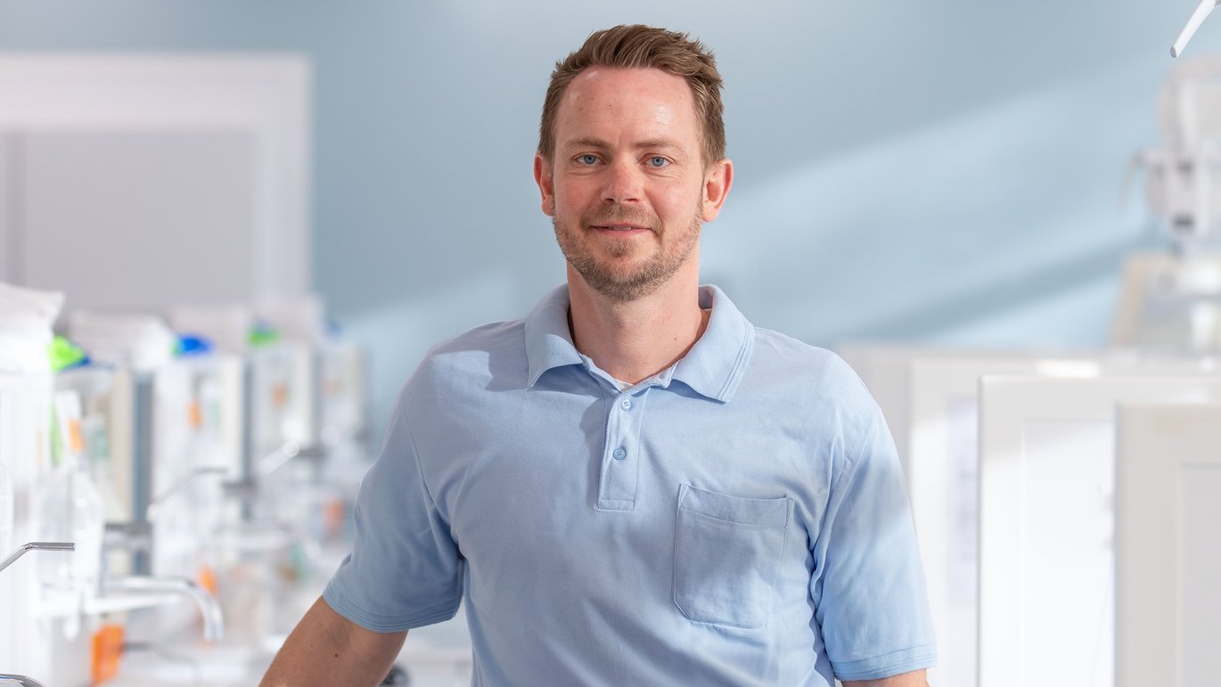 Portrait photo of Peter Stoustrup situated in the clinic