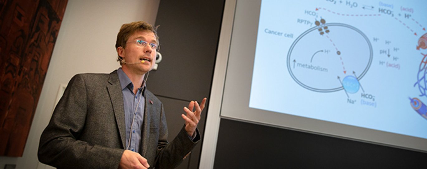 Ebbe Bødtkjer fik overrakt Jens Christian Skou-prisen ved et arrangement på Health fredag den 4. oktober 2019. Her præsenterede han samtidig sin forskning for familie og kolleger, som var mødt op for at fejre ham. Foto: Lars Kruse/AU.
