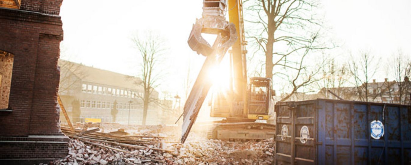 Officersbygningen blev revet ned stykke for stykke.