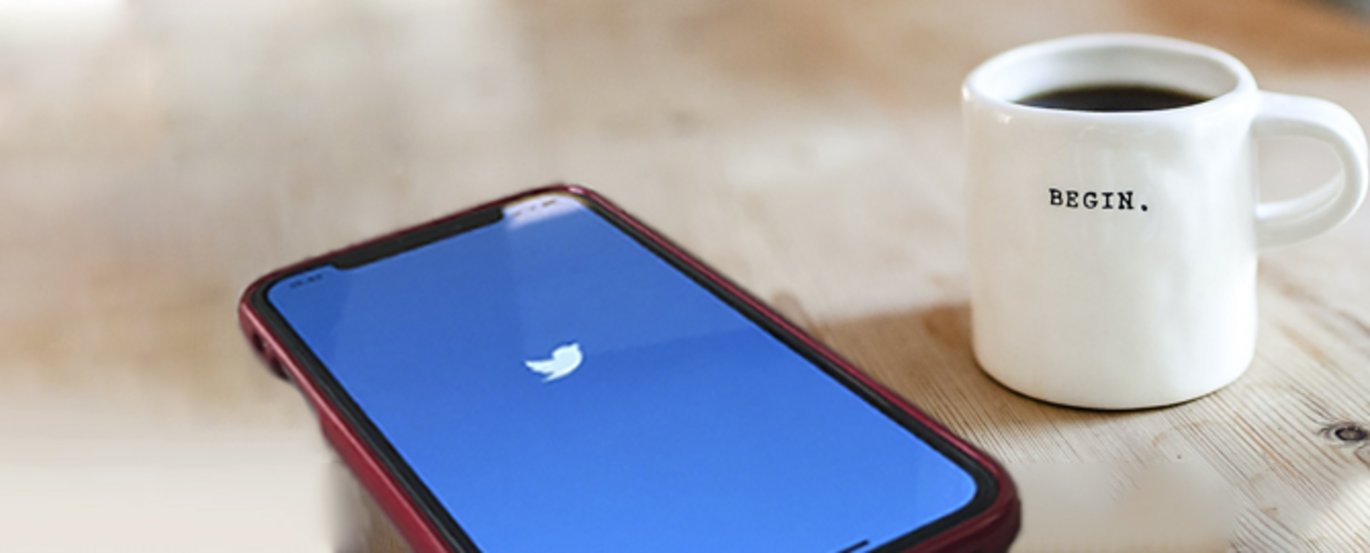 Ansatte på Health kan nu få hjælp til Twitter i fakultetets nye guide. I guiden er der både gode råd og udførlige vejledninger, og så deler to af fakultetets mest aktive Twitter-brugere ud af deres erfaring. Fotos: AU Health.