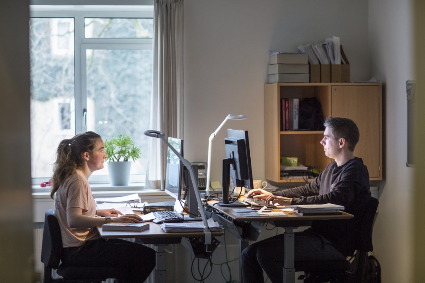 I starten af 2019 sætter vi arbejdsmiljøet - både det fysiske og det psykiske - under lup, når det igen er tid til APV. Foto: Lars Kruse/AU.