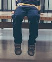 Man scanner hele arvemassen i et stort antal personer med autisme og et stort antal raske kontrolpersoner. Når en genetisk variant forekommer væsentligt oftere hos personer med autisme end den gør blandt raske, kan man konkludere, at varianten øger ri