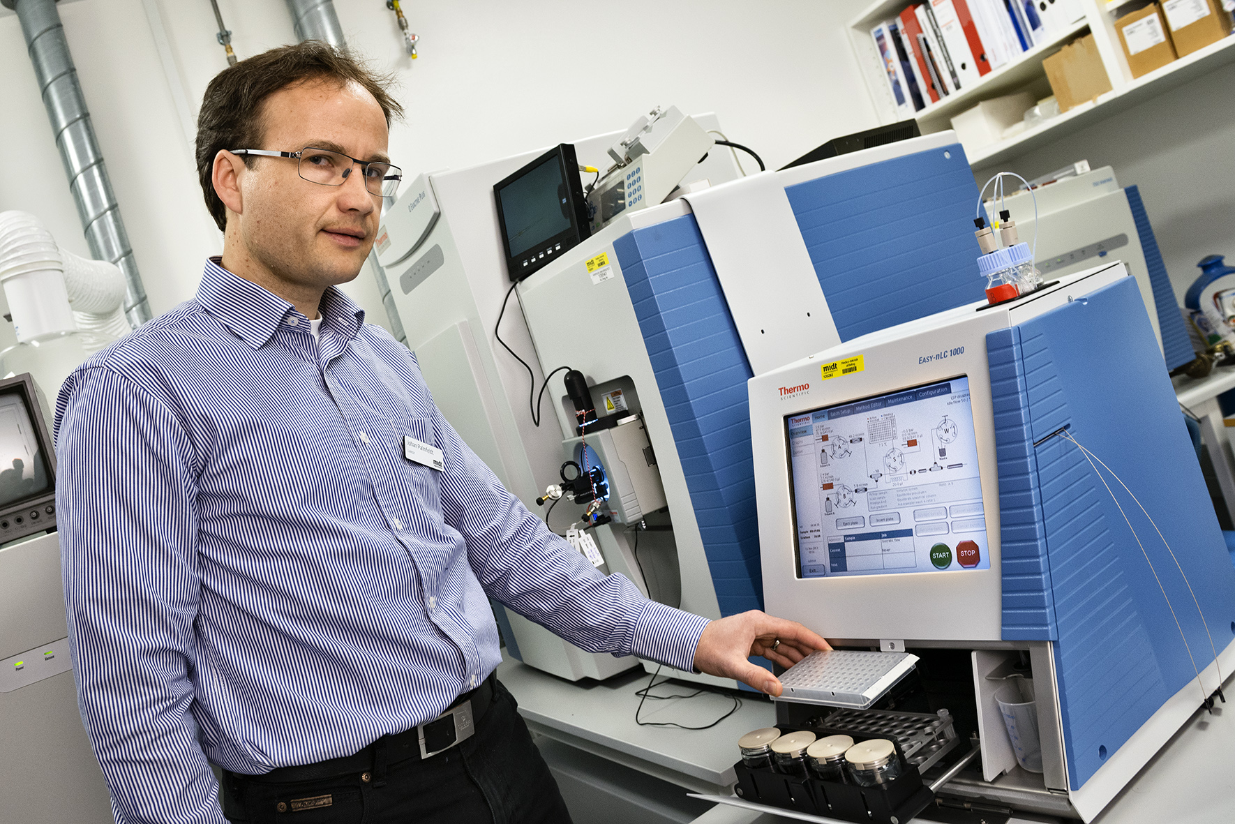 Lektor Johan Palmfeldt ved det nye massespektrometer, som bruges til avancerede proteinanalyser (Foto: Tonny Foghmar, Aarhus Universitetshospital).
