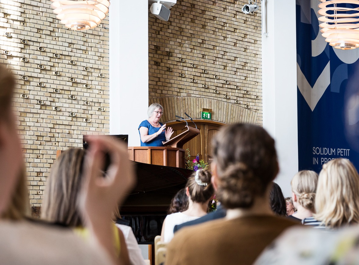 Ellen Frandsen Lau forlod posten som institutleder 1. august efter seks år. I sin afskedsmail til medarbejderne beskrev hun årene som turbulente, men også fantastiske og berigende.