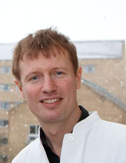 Simon Glerup (på billedet) har sammen med Camilla Gustafsen og Peder Madsen stiftet Draupnir Bio, som har modtaget 2,5 mio. kr. fra Novo Nordisk Fonden. Bevillingen skal bruges til at udvikle innovativ kolesterolsænkende medicin.