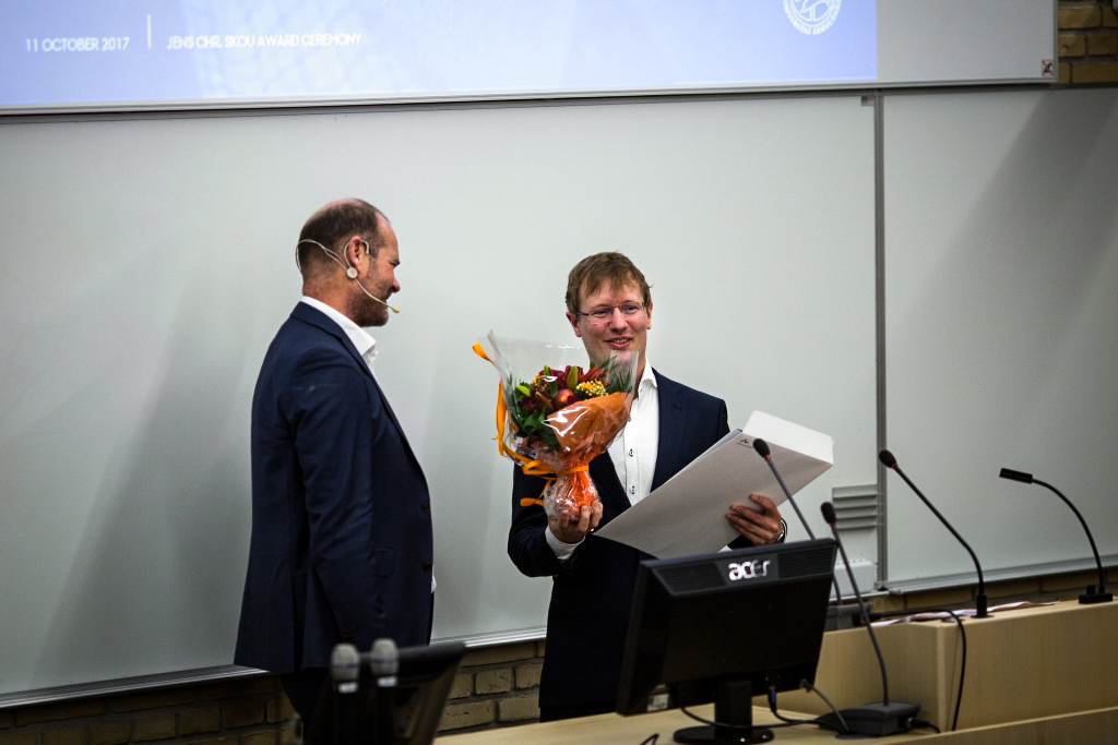 Sidste år overrakte dekan Lars Bo Nielsen fakultetets talentpris, Skou-prisen, til Simon Glerup. Inden sommerferien skal Healths institutledere indstille kandidater til dette års pris. Foto: Melissa Yildirim/AU.