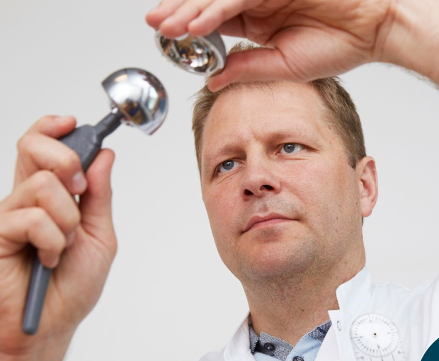 Med en bevilling på 1,2 millioner kroner skal klinisk lektor og overlæge Stig Storgaard Jakobsen undersøge effekten af ledbevarende hofteoperationer mod hoftedysplasi. Foto: Jesper Balleby