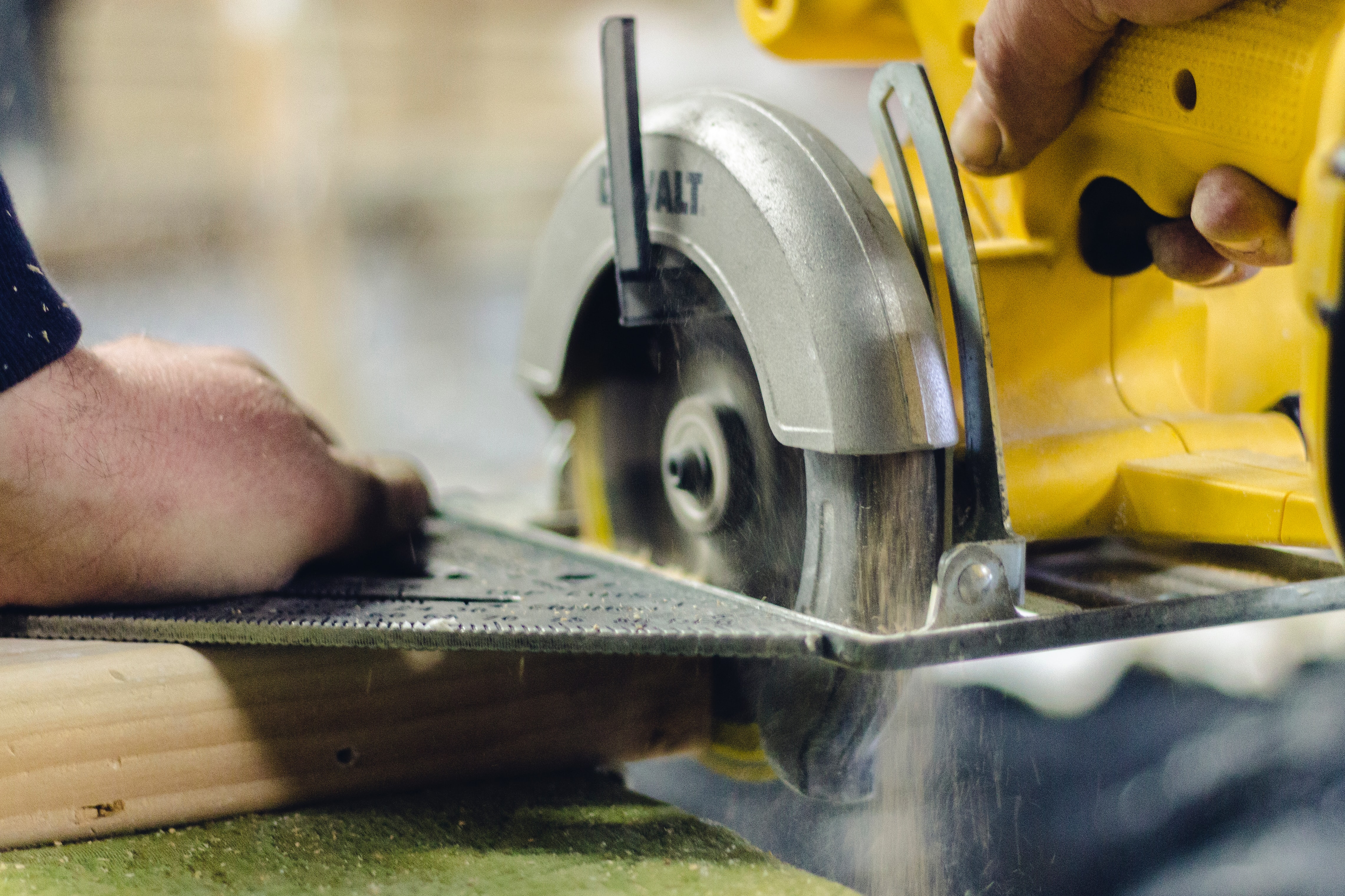 Det er især på arbejdspladser inden for byggeri, anlæg og industri, at de ansatte risikerer at blive udsat for kvartsstøv. Foto: Unsplash.